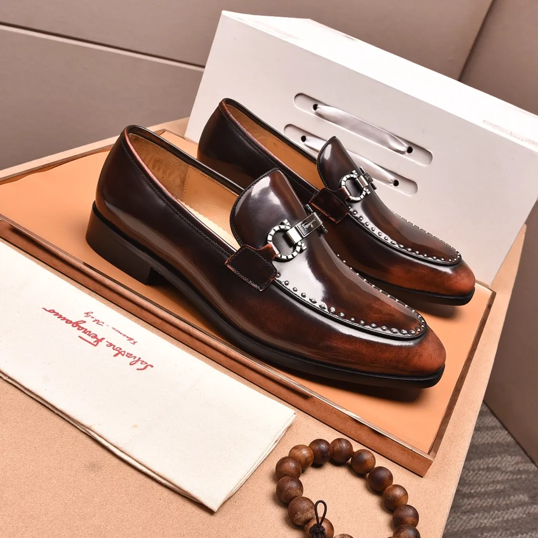 Men's shoes 💰540📛📛(water-dyed cowhide) Salvatore Ferragamo high-end (Salvatore Ferragamo) is the world's top luxury footwear brand. It comes from the fashion kingdom of Italy and is famous all over the world for its traditional handmade design and novel styles...🚶🏻🚶🏻New suit shoes are available simultaneously at the counter. This model is purely handmade. The fabric is imported from Italy's original first-layer cowhide. Soft water-dyed cowhide lining. Original authentic outsole🌀🌀Size: 38➖45